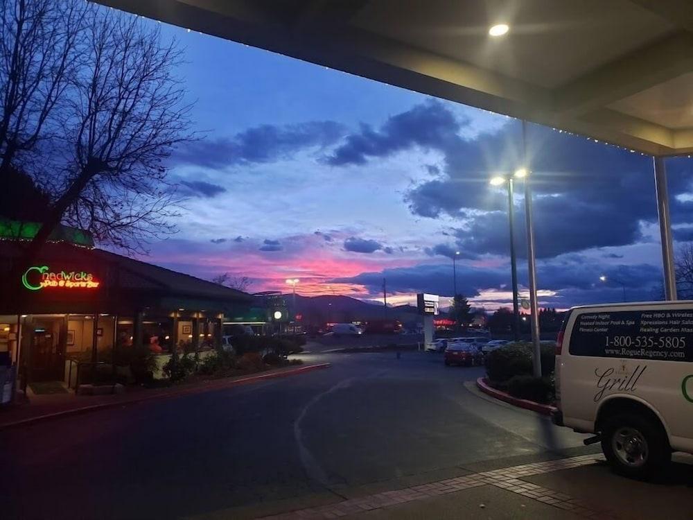 Rogue Regency Inn & Suites Medford Luaran gambar